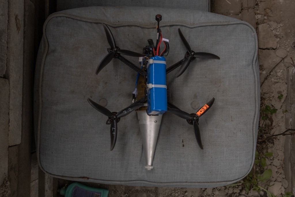 The use of FPV kamikaze drones has become a trendy battlefield tactic in the course of Ukraine war. This photograph shows an FPV suicide drone in the Kharkiv region, on May 16, 2024 (Roman PILIPEY / AFP)