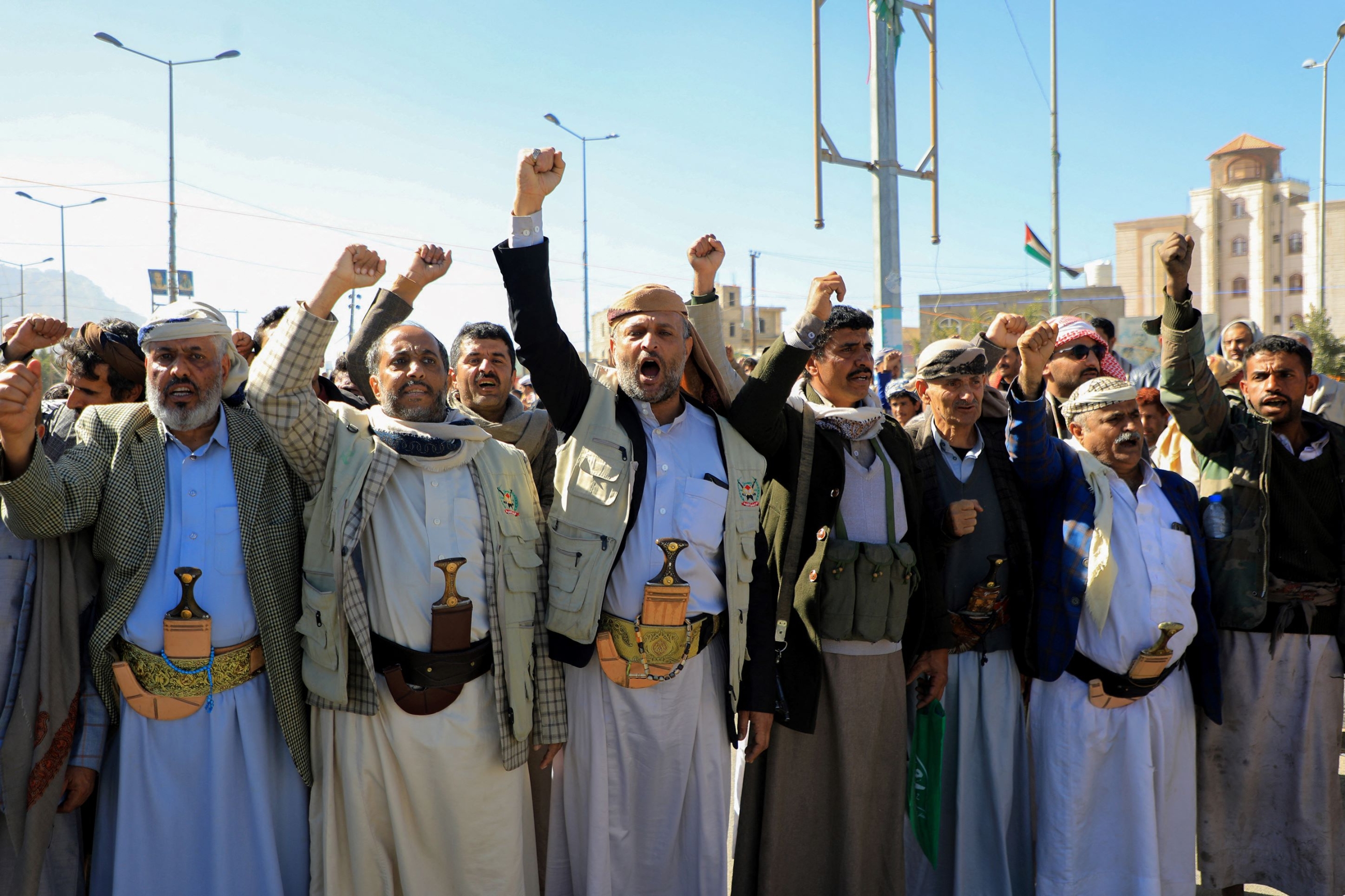 Des partisans yéménites des Houthis scandent des slogans anti-israéliens et anti-américains lors d’une marche de solidarité avec le peuple palestinien à Sanaa, la capitale contrôlée par les Houthis, le 11 janvier 2024 (Mohammed Huwais/AFP)