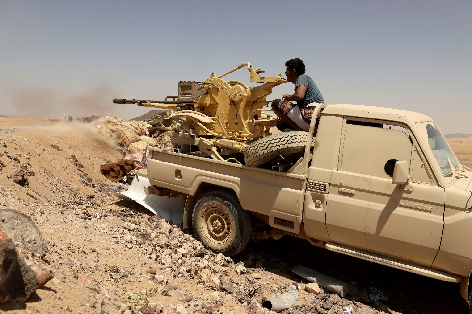 A Yemeni government fighter during battle against Houthi rebels in Marib
