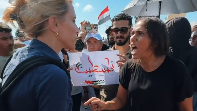 Dans une vidéo qui a fait le tour des réseaux sociaux, l’activiste égyptienne Zein Rahma (à droite) interpelle Clarissa Ward, journaliste pour CNN, au sujet de la couverture par la chaîne de la guerre israélo-palestinienne, le 20 octobre à Rafah (capture d’écran)