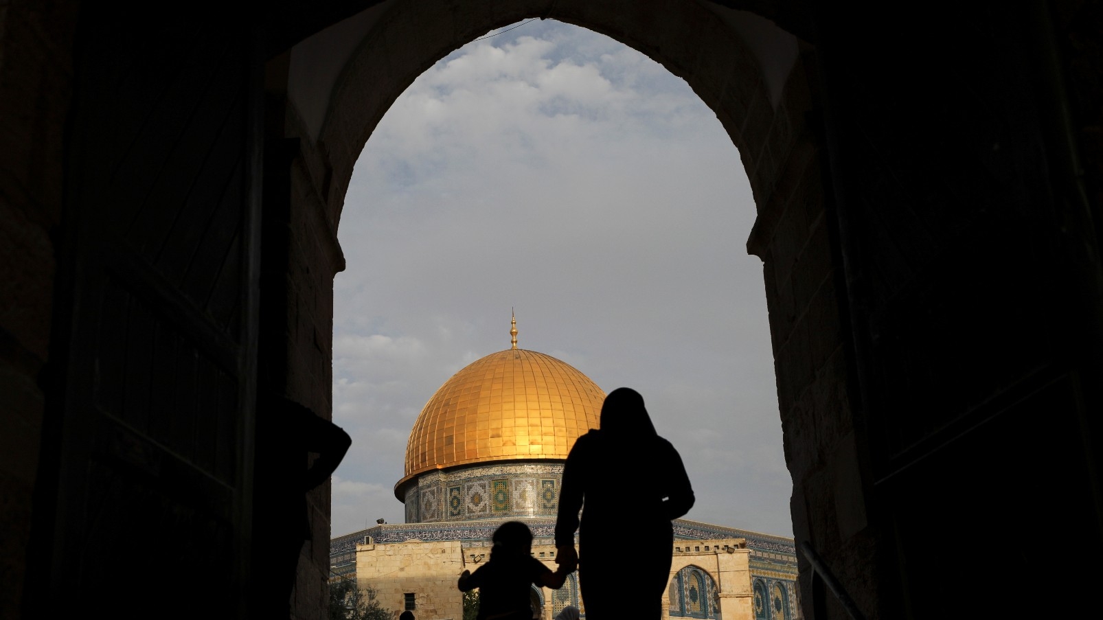 Une femme se dirige vers le dôme du Rocher, lieu particulièrement vénéré de l’islam (Reuters)