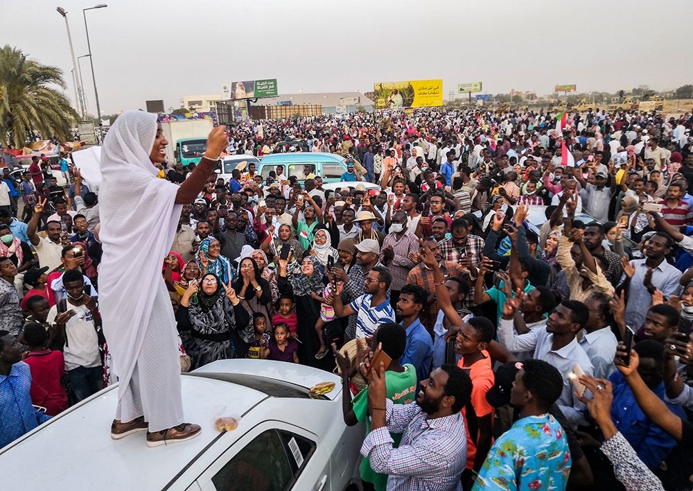 Alaa Salah, militante soudanaise haranguant les foules d’hommes lors des manifestations devant l’état-major militaire soudanais en avril 2019 (AFP)