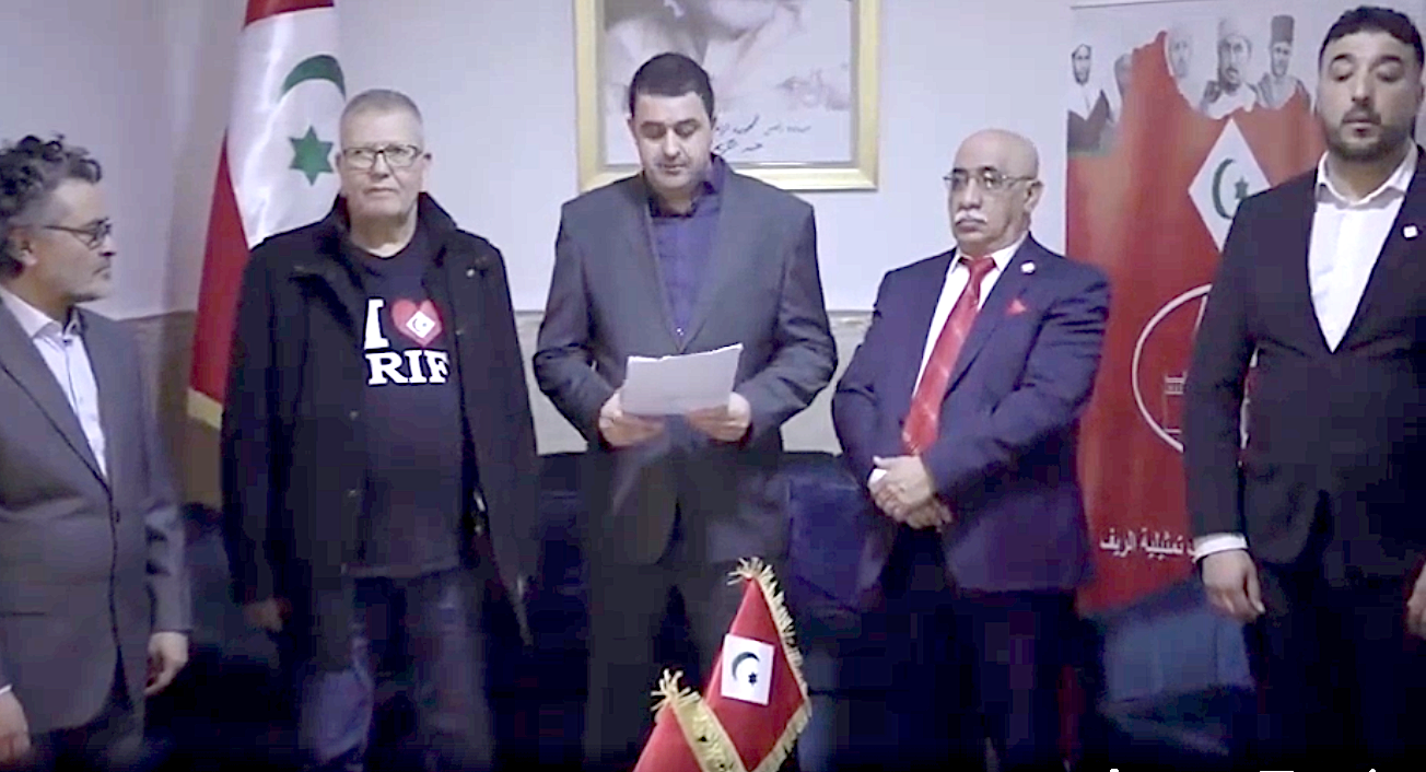 Dans une vidéo publiée samedi sur les réseaux sociaux, on voit le représentant du hirak du Rif, Jaber El Ghadioui, dans les locaux du nouveau bureau, en compagnie d’autres militants du PNR, entonnant l’hymne du Rif, devant le drapeau de la République du Rif (Capture d’écran)