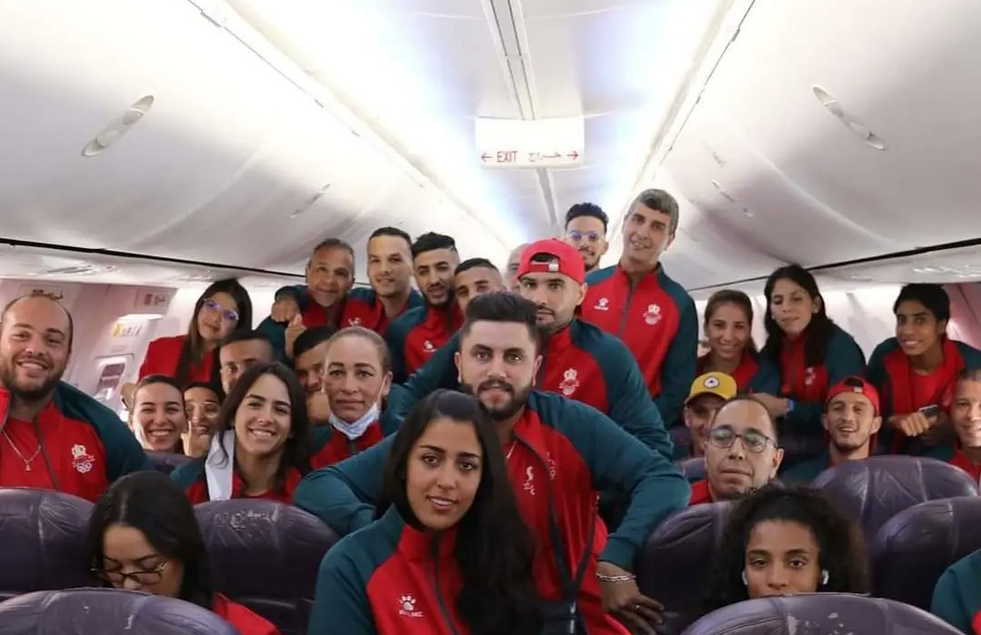 La délégation d’athlètes marocains lors de leur déplacement en avion vers Oran pour les Jeux méditerranéens (Twitter)