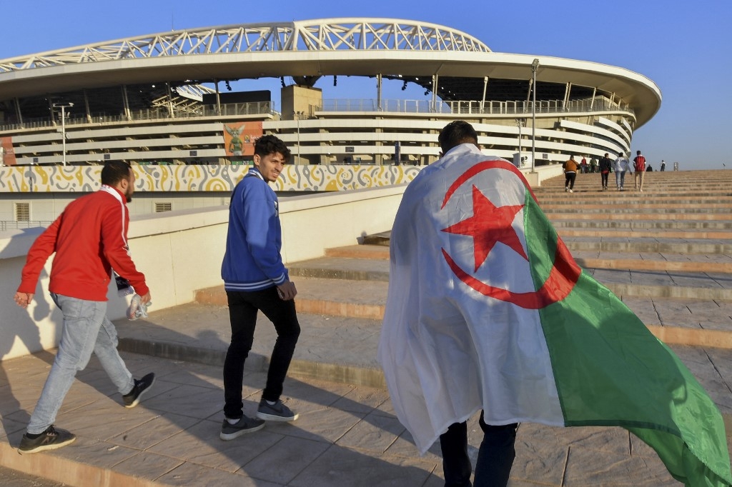 Des supporters algériens arrivent devant le nouveau stade Nelson Mandela dans la banlieue d’Alger, le 7 janvier 2023 (AFP) 