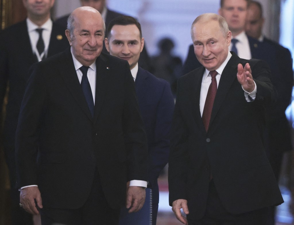 Le président russe Vladimir Poutine accueille son homologue algérien Abdelmadjid Tebboune, le 15 juin à Moscou (AFP/Mikhail Metzel)