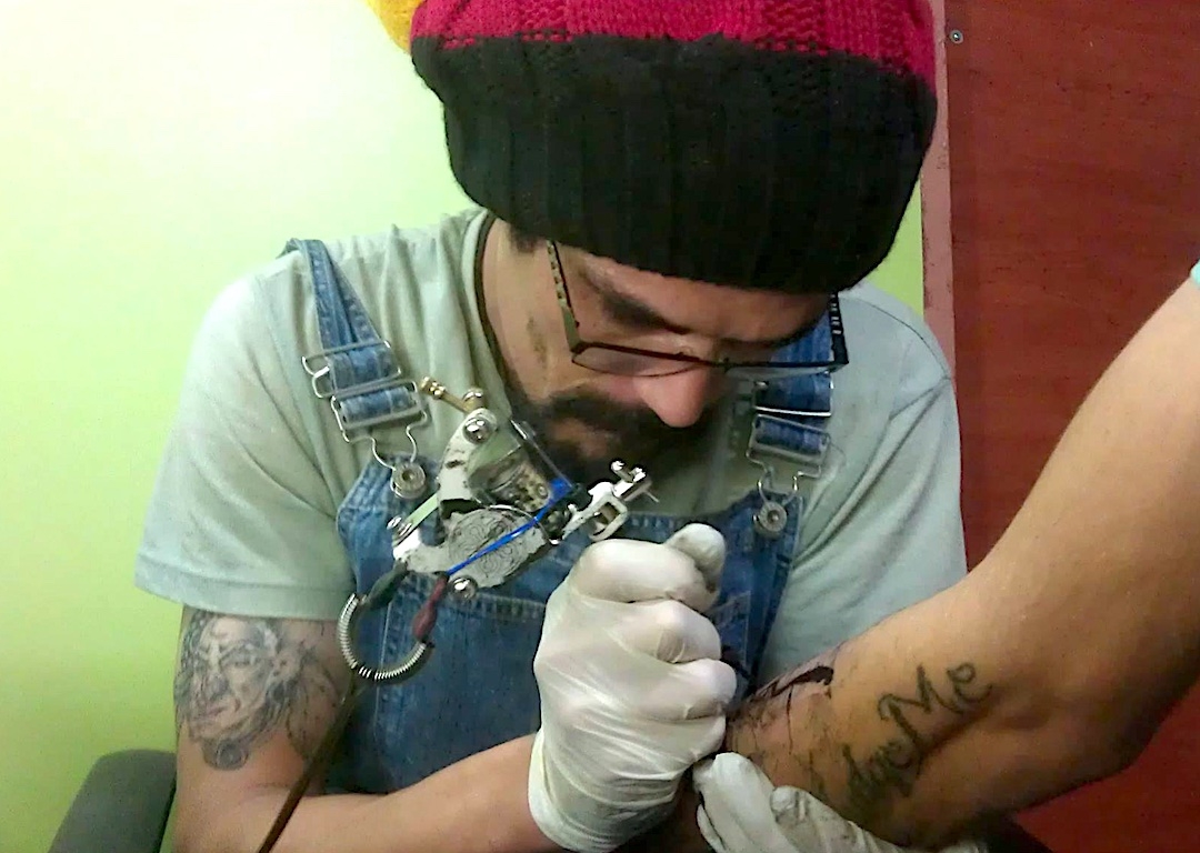 Pour que le métier soit reconnu comme une activité professionnelle, Kamel estime que les tatoueurs en Algérie devraient s’unir en collectif (Facebook/Kamatcho Ohctamak)