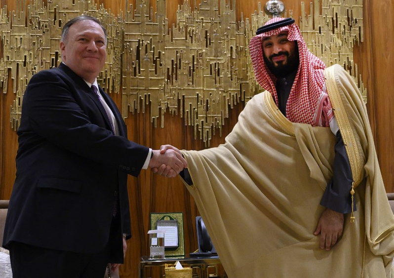 « Ce qui a vraiment rendu les médias plus fous qu’un végétarien dans un abattoir, c’est notre relation avec l’Arabie saoudite », écrit Mike Pompeo (AFP/Andrew Caballero-Reynolds) 