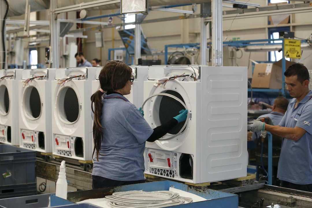 Workers are assembling a washing machine at one of Arcelik's factories in Turkey (Stock photo)