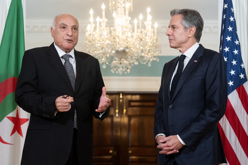 Le chef de la diplomatie algérienne Ahmed Attaf rencontre le secrétaire d’État américain Antony Blinken, le 9 août 2023 à Washington (AFP/Saul Loeb)