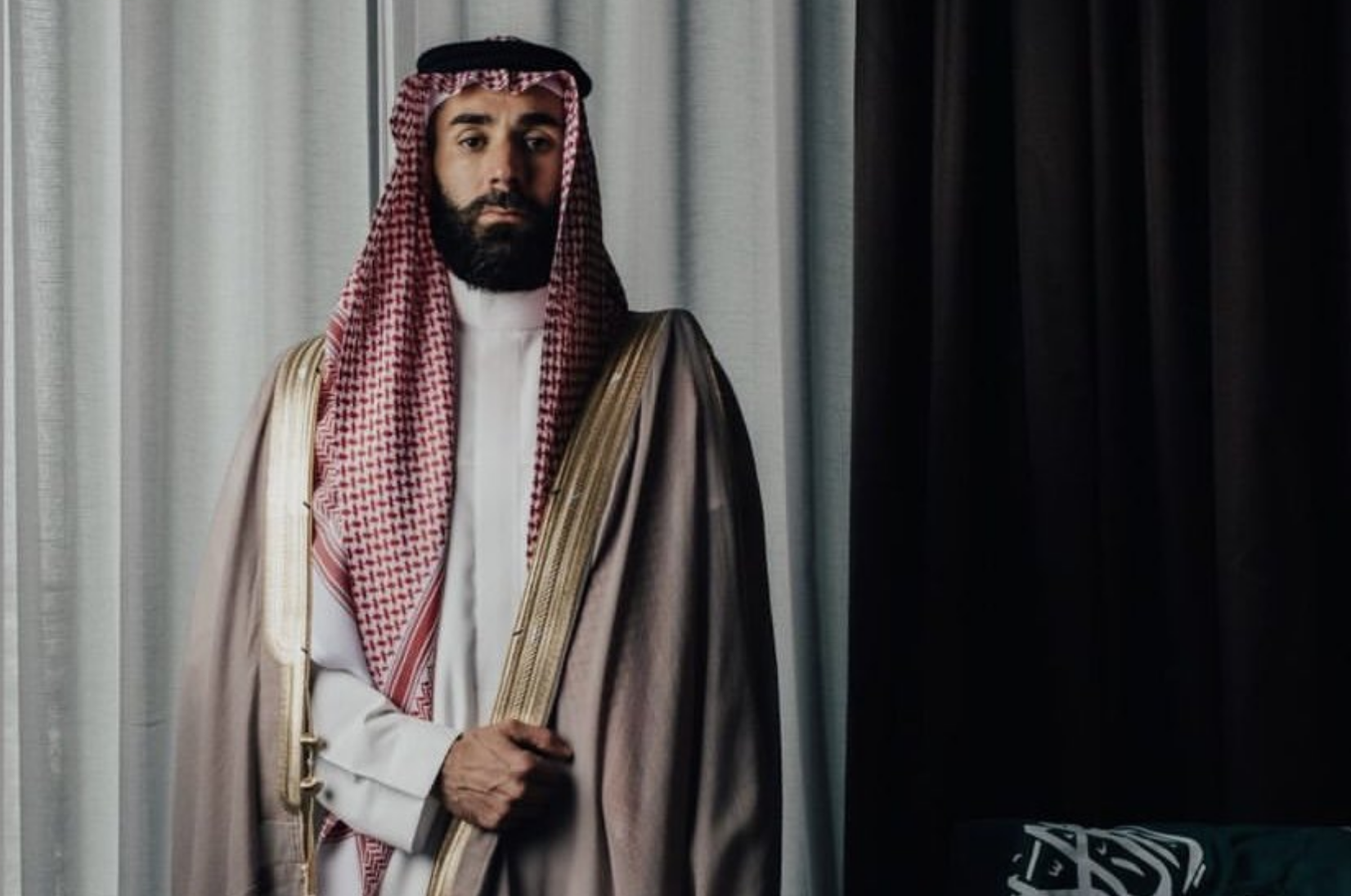 Pour la fête nationale saoudienne, Karim Benzema porte un bisht beige, sorte de manteau très fin, que l’homme saoudien porte sur le qamis lors des grandes occasions comme les mariages ou les fêtes religieuses, orné de broderies dorées (Twitter/@Benzema)
