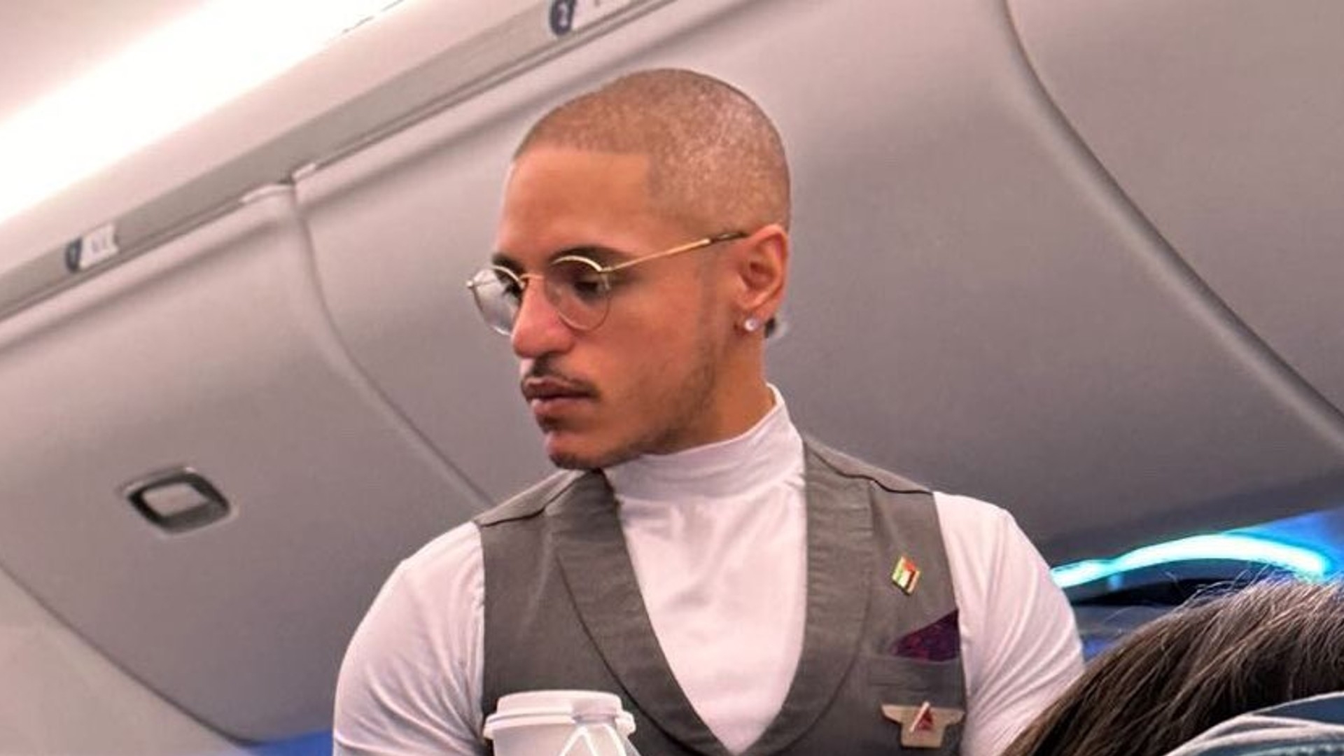 An attendant on a Delta Air Lines flight wears a badge of the Palestinian flag (Screengrab/X)