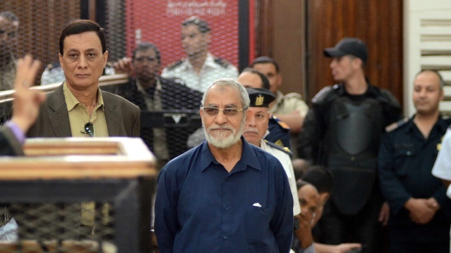 Egyptian Brotherhood's head Mohamed Badie (C) stands in front of his judges during one of his trials in the capital Cairo on 18 May, 2014 (AFP)