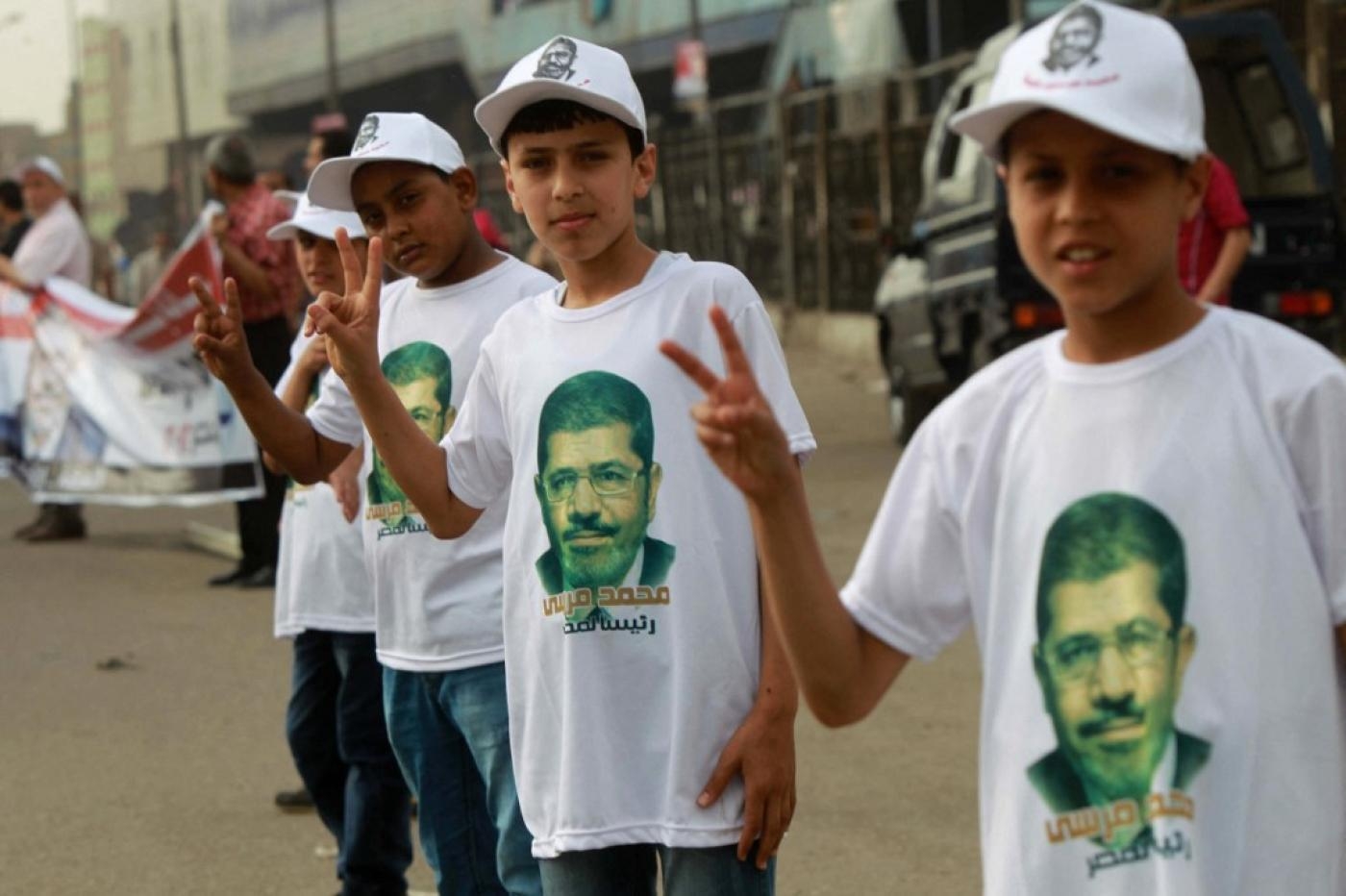 De jeunes partisans des Frères musulmans en Égypte photographiés au Caire, en 2012 (AFP)