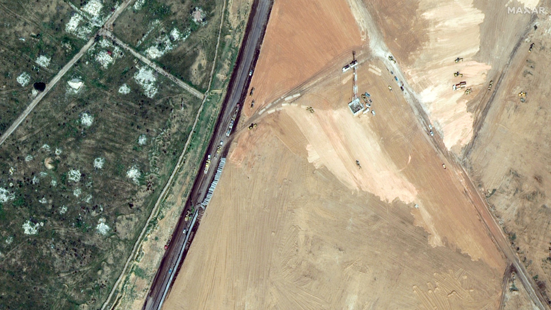 Une image satellite montre la construction d’un mur le long de la frontière entre l’Égypte et la bande de Gaza, près de Rafah, le 15 février (Maxar Technologies/Reuters)
