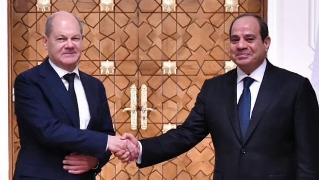 Egyptian President Abdel Fattah el-Sisi (R) with German Chancellor Olaf Scholz at Ittihadia Palace in Cairo, 18 October 2023 (Egyptian Presidency on Facebook)
