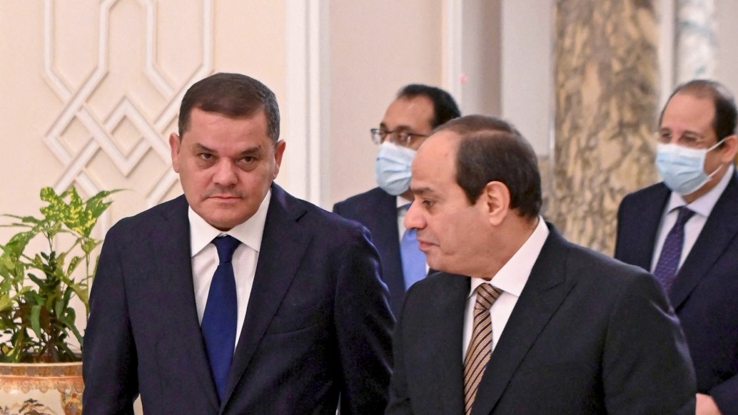 A handout picture released by the Egyptian Presidency on 18 February 2021 shows Egyptian President Abdel Fattah al-Sisi (C) meeting with Libya's interim prime minister Abdul Hamid Dbeibah (L) at the Ittihadia presidential Palace in the capital Cairo (AFP/File photo)