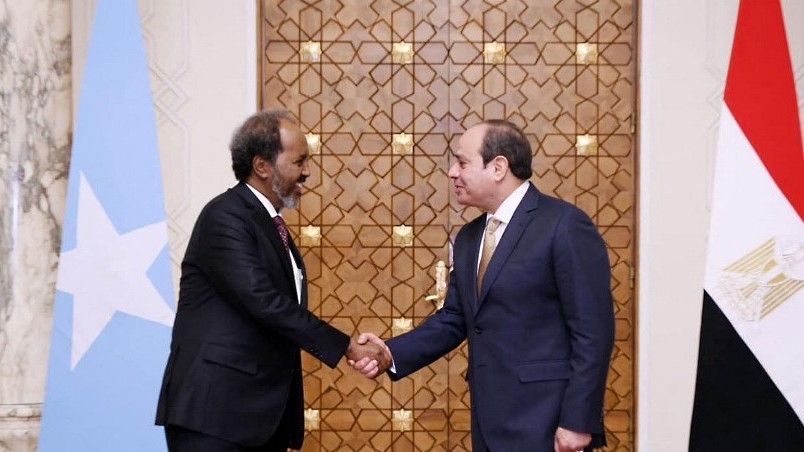 A handout picture released by the Egyptian Presidency shows Egyptian president Abdel Fattah al-Sisi (R) welcoming Somalia's President Hassan Sheikh Mohamud, at Ittihadiya Palace in Cairo, on January 21, 2024.