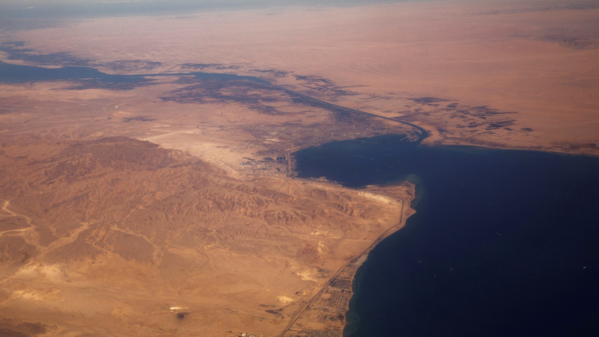 The Suez Canal connecting the Mediterranean Sea to the Red Sea is pictured from the window of a commercial plane flying over Egypt, 18 December 2019 (Reuters/Lucas Jackson)