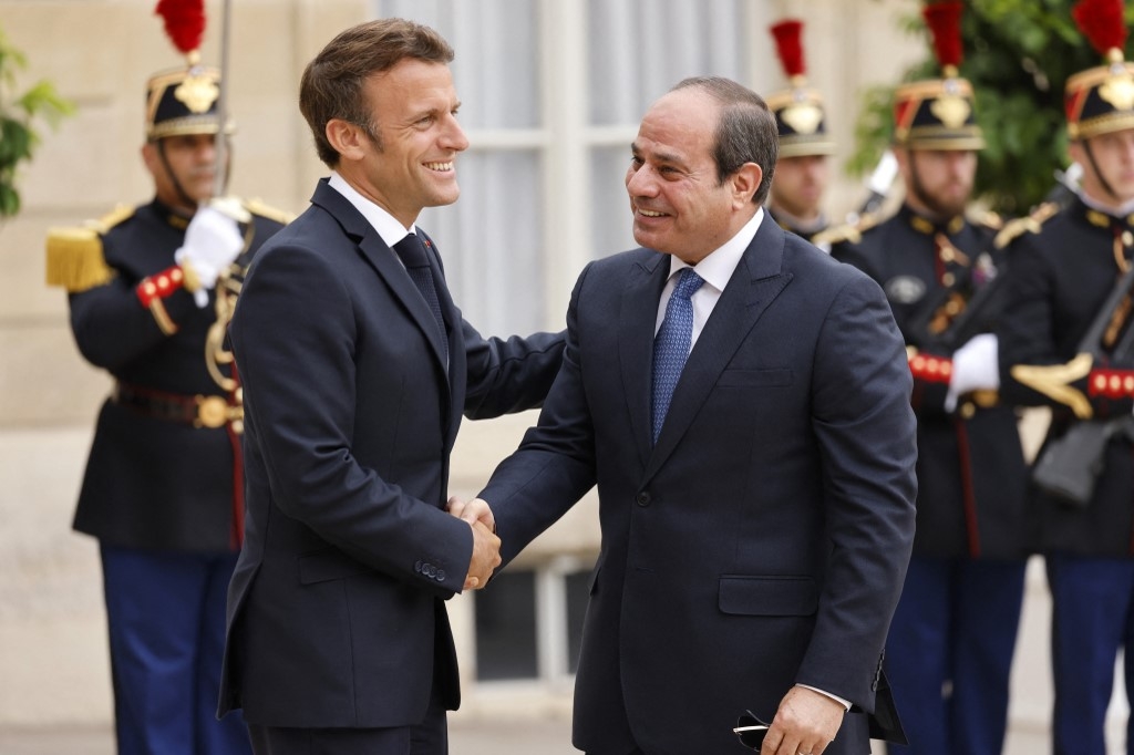 « En tant que président de la France, vous êtes dans une position unique pour engager votre homologue égyptien sur les questions vitales des droits de l’homme, de la responsabilité et de l’État de droit, qui alimentent les crises systémiques économiques, sociales et des droits de l’homme en Égypte », expliquent les ONG à Emmanuel Macron (AFP/Ludovic Marin)