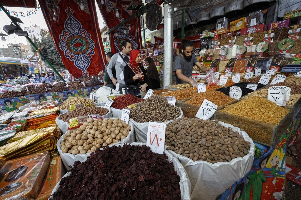 La guerre en Ukraine, une forte dévaluation de la livre et la flambée mondiale de l’inflation rendent le Ramadan compliqué pour les petites et moyennes bourses en Égypte (AFP/Khaled Desouki) 