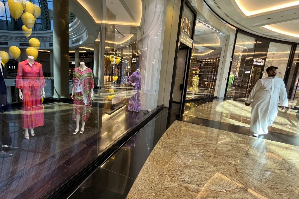Vitrine de la boutique Carolina Herrera dans le Mall of the Emirates à Dubaï, où s’exposent les collections spéciales Ramadan, le 12 avril 2023 (AFP/Giuseppe Cacace)