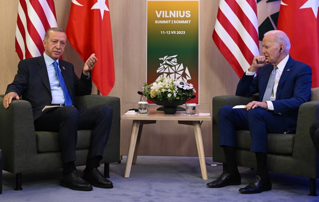 Recep Tayyip Erdoğan et Joe Biden au sommet de l’OTAN à Vilnius, le 11 juillet 2023 (AFP/Andrew Caballero-Reynolds)