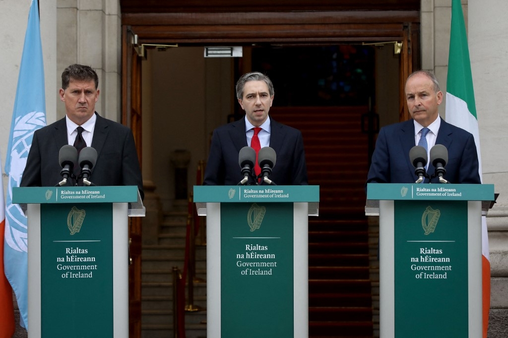 Le Premier ministre irlandais, Simon Harris (à gauche), accompagné du ministre irlandais des Affaires étrangères, Michel Martin (à droite) et du ministre irlandais des Transports, Eamon Ryan (à gauche), annoncent en conférence de presse reconnaître l’État de Palestine, à Dublin, le 22 mai 2024 (Paul Faith/AFP)