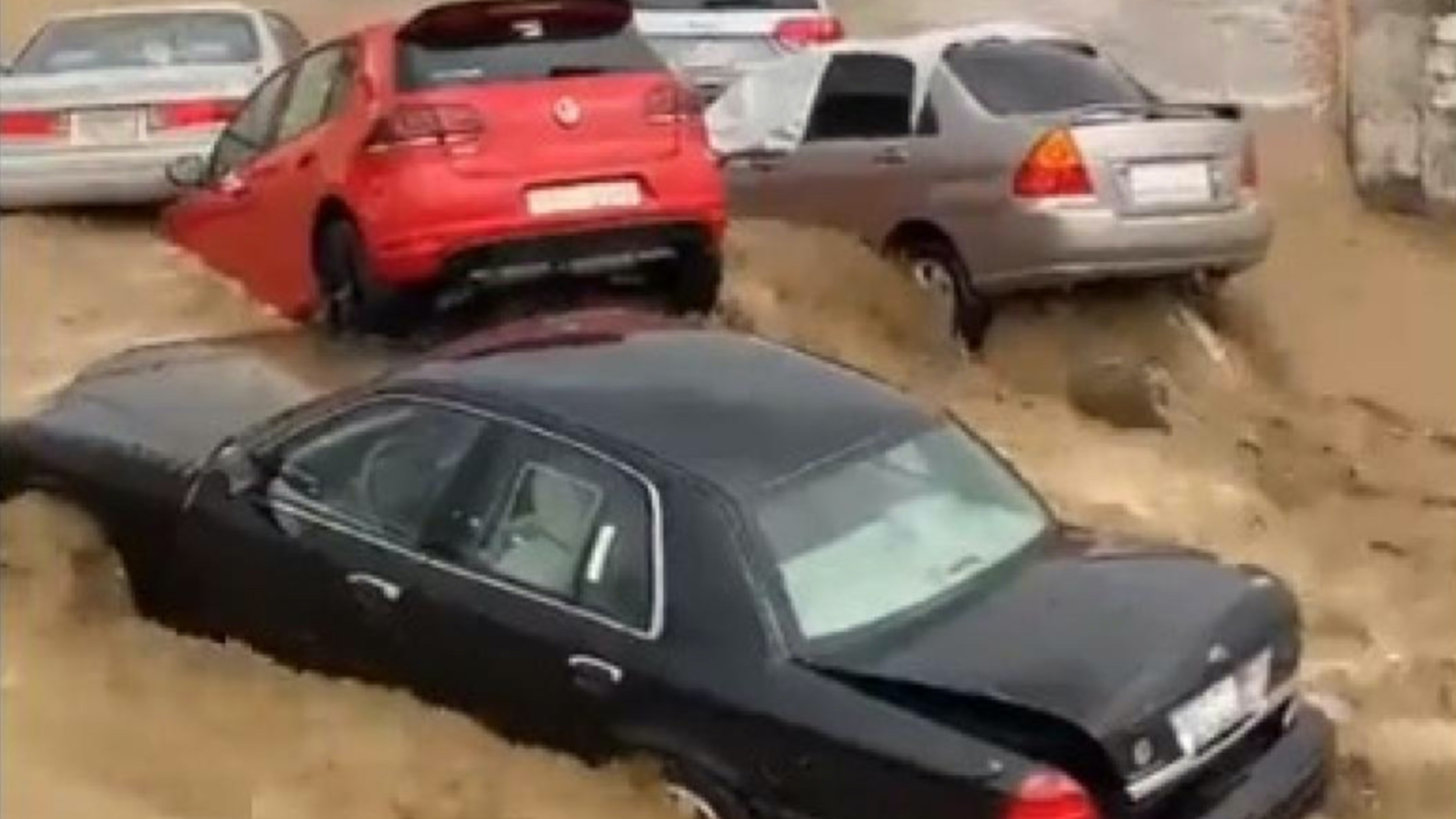 Vehicles washed away by flash floods in the Saudi Arabian city of Mecca, 23 December 2022 (video grab/social media)