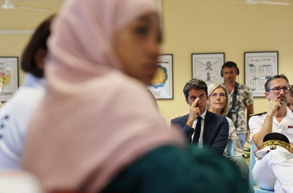 Le ministre français de l’Éducation nationale, Gabriel Attal, ici à La Réunion, a déclaré le 27 août « faire bloc, c’est être clair : l’abaya n’a pas sa place dans nos écoles » (AFP/Richard Bouhet)