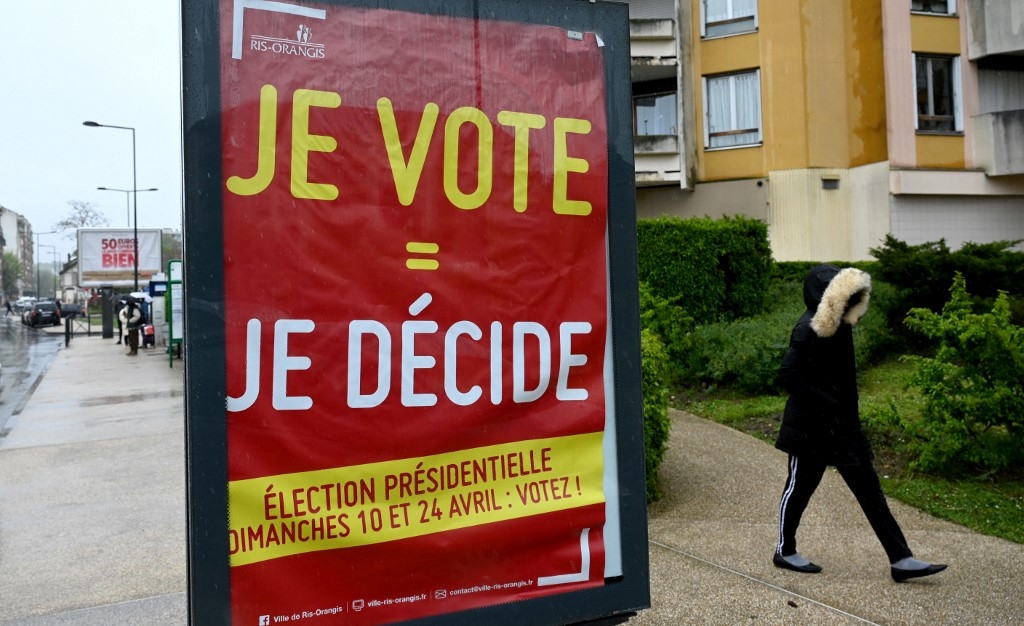 Une affiche publicitaire appelle les Français à voter à Ris-Orangis, dans la banlieue de Paris, le 8 avril 2022 (AFP/Emmanuel Dunand)
