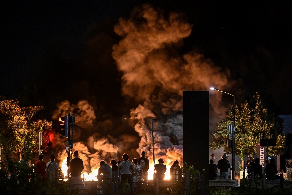 Incendie bloquant une rue à Bordeaux, dans le sud-ouest de la France, le juin 29, 2023, lors d’émeutes et d’incidents à l’échelle nationale (AFP/Philippe Lopez)