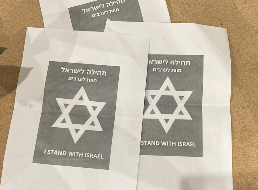Un étudiant a partagé sur X la photo de ces tracts, écrits pour moitié en hébreu sur et arborant une étoile de David. Son post a été vu ce jeudi matin plus de 800 000 fois (Twitter/@mathisaucisse)