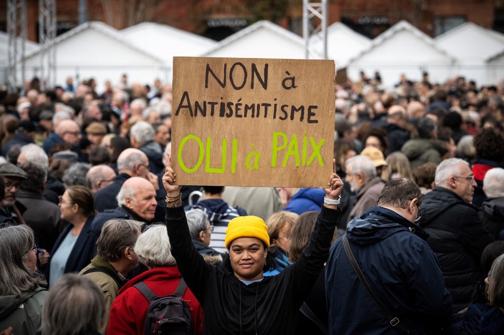 Manifestation contre l’antisémitisme sur la place du Capitole à Toulouse, dans le sud-ouest de la France, le 12 novembre 2023 (AFP/Lionel Bonaventure)