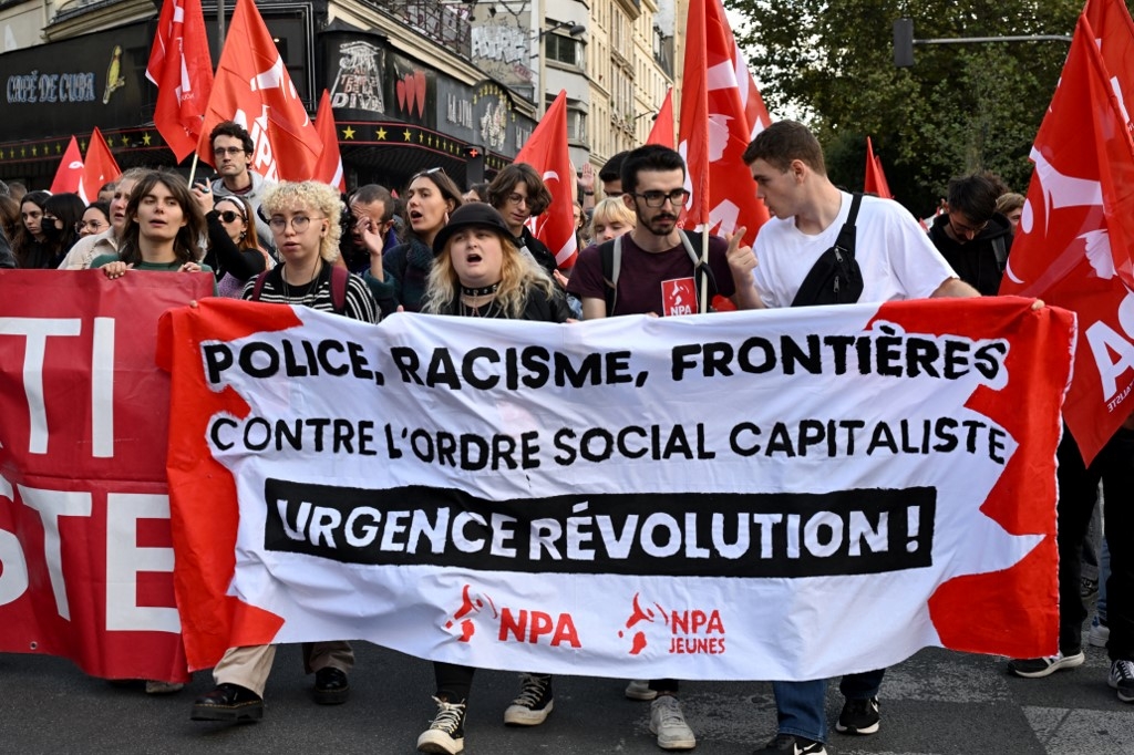 Les organisateurs des manifestations dénoncent « une politique régressive qui fait le lit de l’extrême droite et piétine toujours plus nos libertés publiques, notre modèle social, notre avenir face à l’effondrement écologique » (AFP/Bertrand Guay)