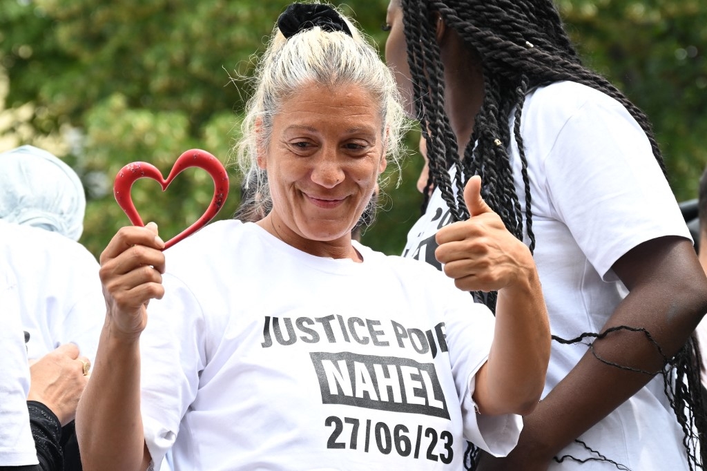 La mère de Nahel, sur une camionnette, portant un tee-shirt « Justice pour Nahel », a ouvert la manifestation, suivie de plusieurs milliers de participants (AFP/Bertrand Guay)