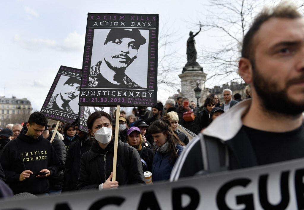 Des manifestants participent à une marche pour dénoncer « la violence d’État et le racisme systémique », à Paris le 18 mars 2023 (AFP/Julien de Rosa)