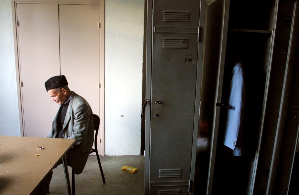 Les militants jugent discriminatoires les contrôles réguliers dont font l’objet les retraités immigrés dans les foyers pour vérifier qu’ils respectent bien la durée légale de résidence en France (AFP/Fred Dufour)