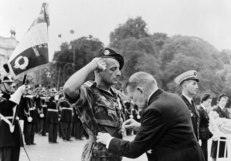 Photo prise à Paris le 14 juillet 1956 du colonel des parachutistes Marcel Bigeard, décoré par le président René Coty pendant une cérémonie préalable au défilé militaire du 14 juillet (AFP)