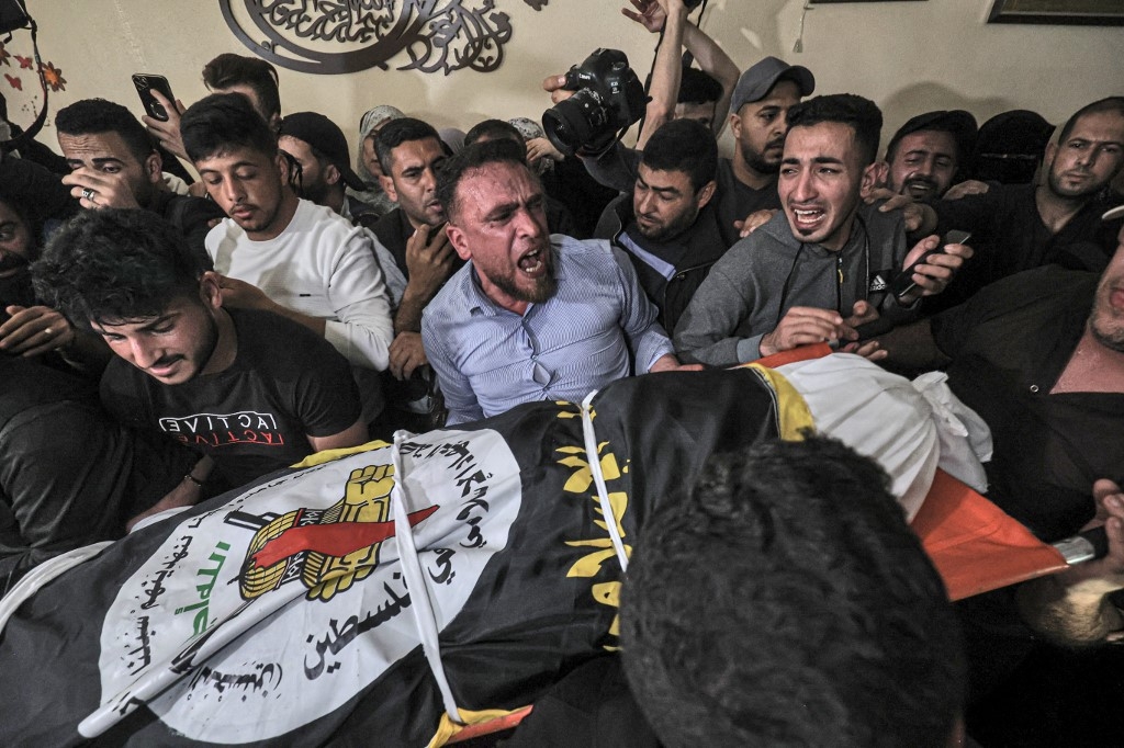 Des Palestiniens en deuil assistent aux funérailles du commandant du Jihad islamique Ali Ghali et de son frère Mahmoud, tués lors d’une frappe israélienne, à Khan Younès, dans le sud de la bande de Gaza, le 11 mai 2023 (Said Khatib)
