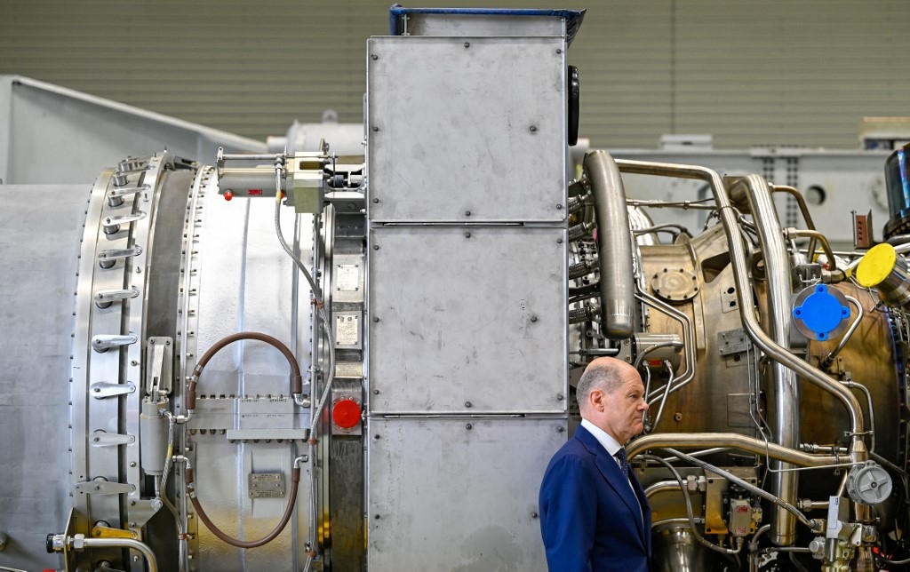 Le chancelier allemand Olaf Scholz devant une turbine du gazoduc Nord Stream 1 lors d’une visite le 3 août 2022 à l’usine de Siemens Energy dans l’Ouest de l’Allemagne. Il a déclaré que la Russie était responsable du blocage de la livraison de la turbine dont elle avait besoin pour maintenir l’acheminement du gaz vers l’Europe (AFP/Sascha Schuermann)