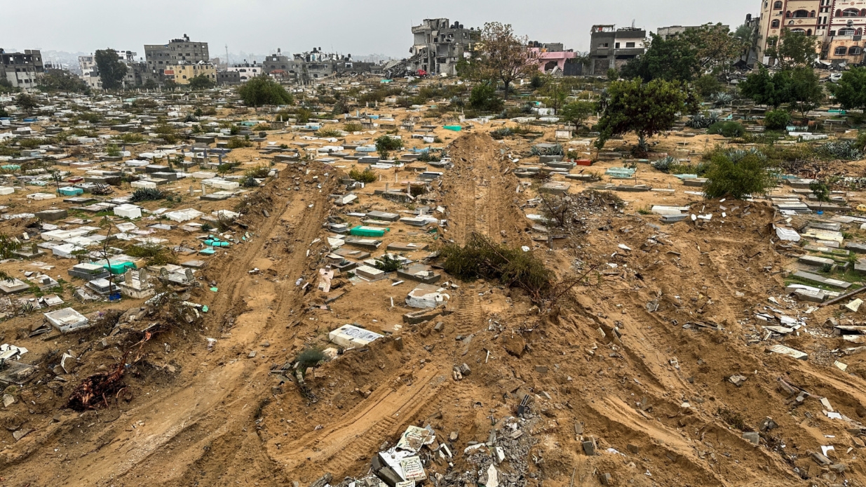 Des tombes rasées lors de l’offensive terrestre israélienne, dans le quartier de Faluja, dans la bande de Gaza, le 13 décembre 2023 (Reuters/Abed Sabah)