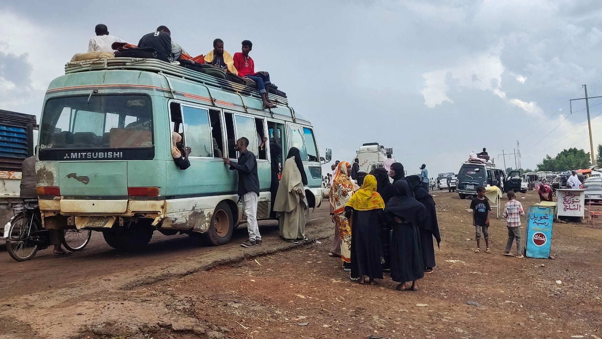 People displaced from eastern areas of Sudan's al-Jazira state arrive to Gedaref city on 27 October 2024 (AFP)