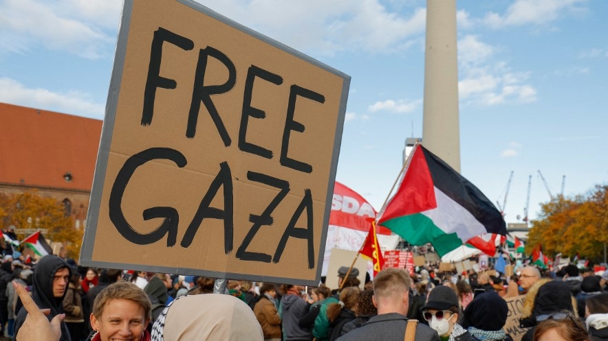 A demonstrator holds up a placard during a protest in support of Palestinians in Berlin on 4 November 2023 (Odd Andersen/ AFP)