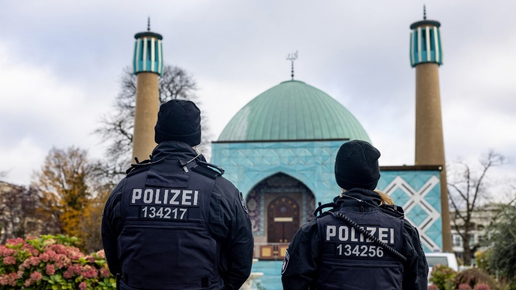 Police stand outside a mosque in Hamburg, Germany, on 16 November 2023 (Axel Heimken/AFP)