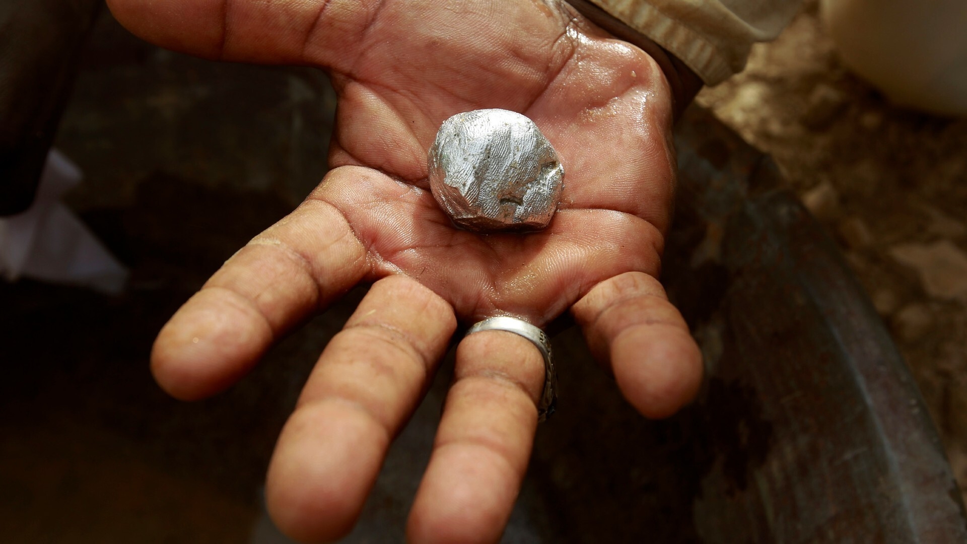 A gold mine worker displays gold in River Nile State (Mohamed Nureldin Abdallah/Reuters/file photo)