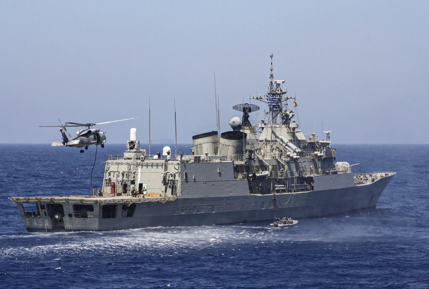 Une frégate et un hélicoptère grecs participent à des exercices militaires en Méditerranée orientale, le 25 août (ministère grec de la Défense/AFP)