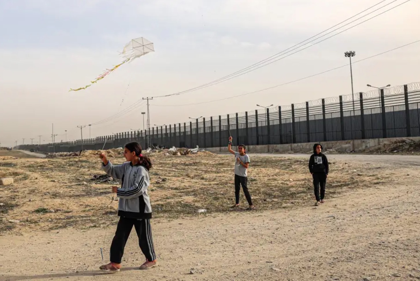 « Chaque jour, je joue avec mes frères et mes cousins en faisant voler des cerfs-volants près de la frontière égyptienne, et cela me donne un sentiment de liberté et de sécurité », confie Malak (Said Khatib/AFP)