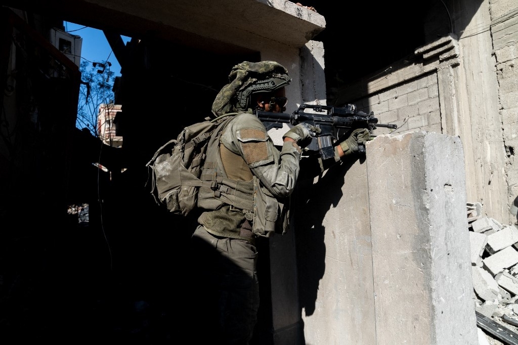 Photo fournie par l’armée israélienne montrant un soldat israélien posté dans la bande de Gaza (AFP)