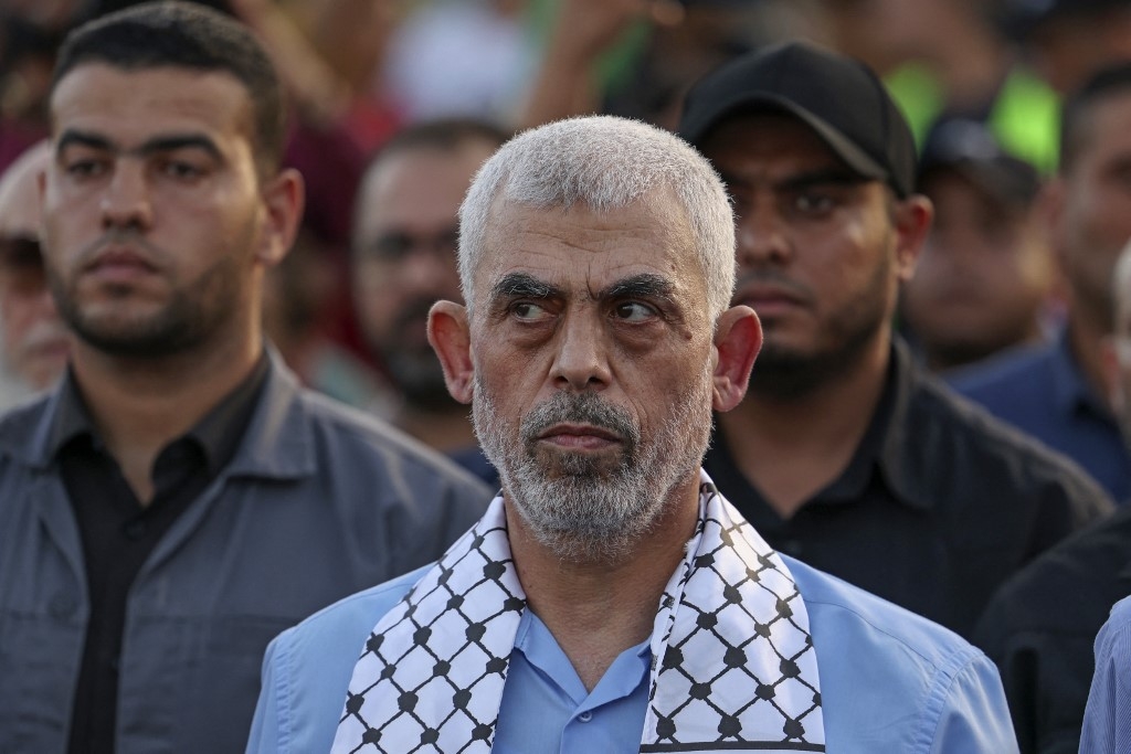 Un document suggère d’évacuer vers l’Algérie les hauts responsables du Hamas : Mohammed Deif, le commandant des brigades Ezzedine al-Qassam, la branche armée du mouvement islamiste, et possiblement Yahya Sinouar (en photo), le chef du Hamas à Gaza (AFP/Mahmud Hams)